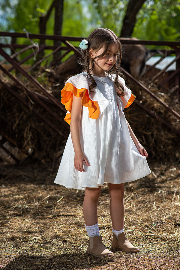 Бело-молочное платье из муслина с цветными воланами на девочку