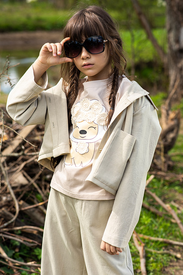 Льняная бежевая детская рубашка с накладными карманами на девочку