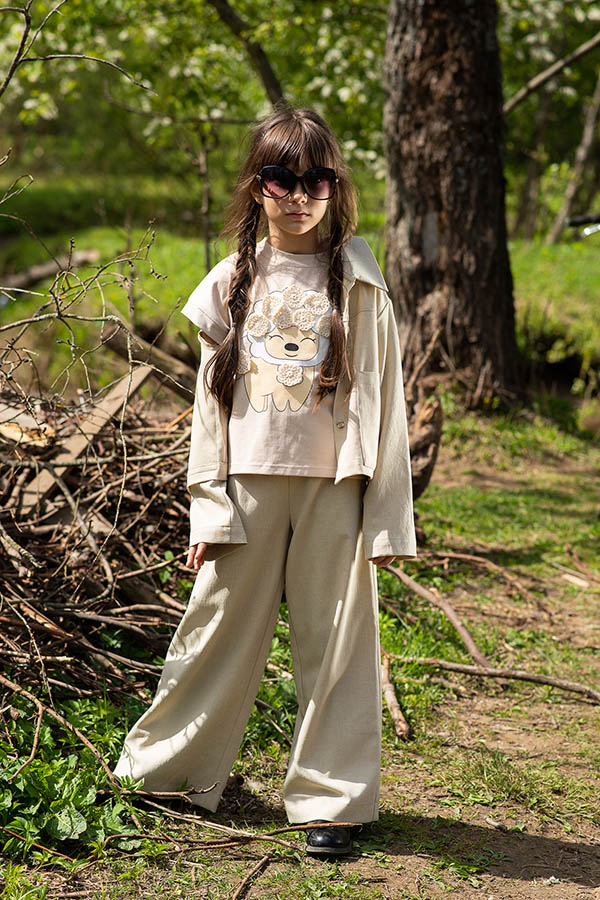 Льняная бежевая детская рубашка с накладными карманами на девочку