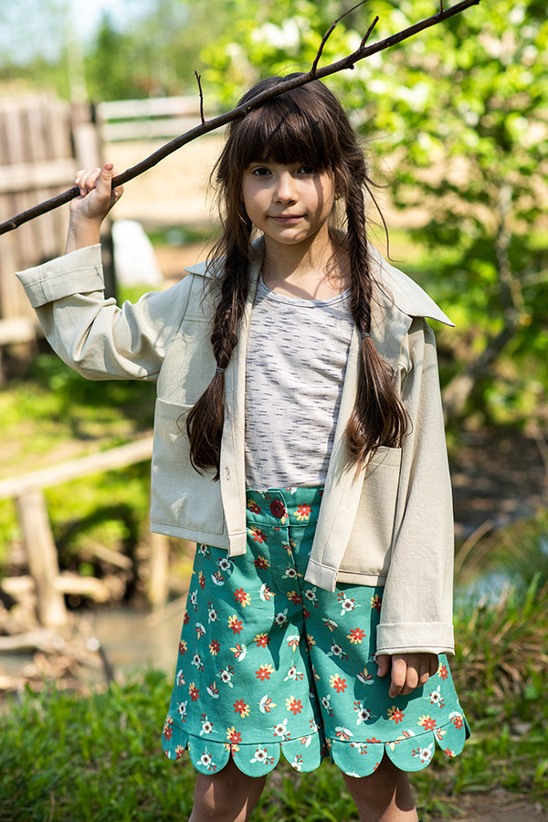 Льняная бежевая детская рубашка с накладными карманами на девочку