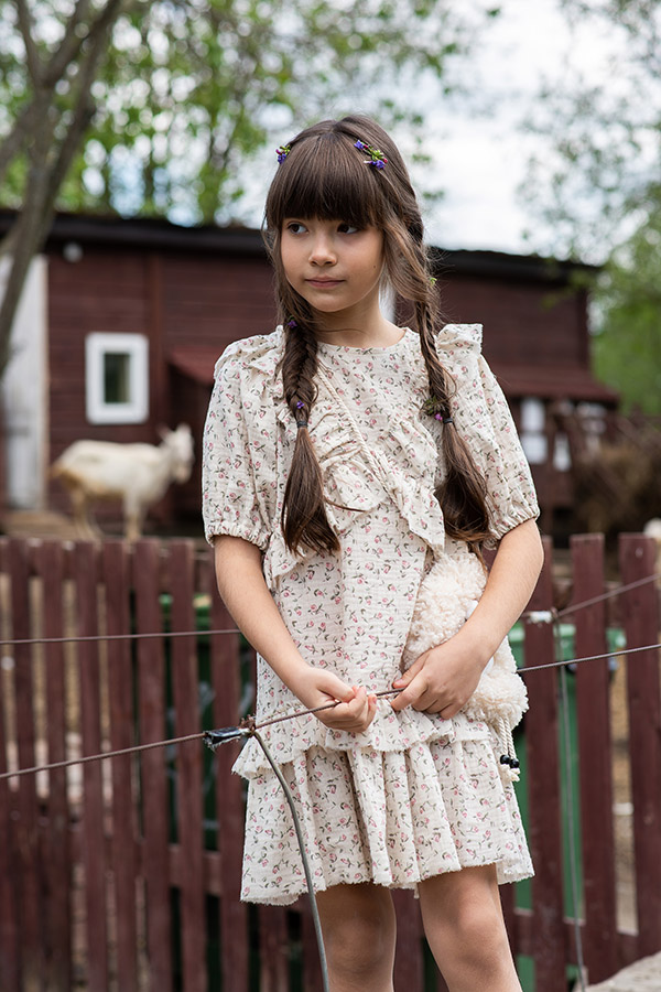 Принтованное розовое детское платье в мелкий цветочек из муслина с оборками