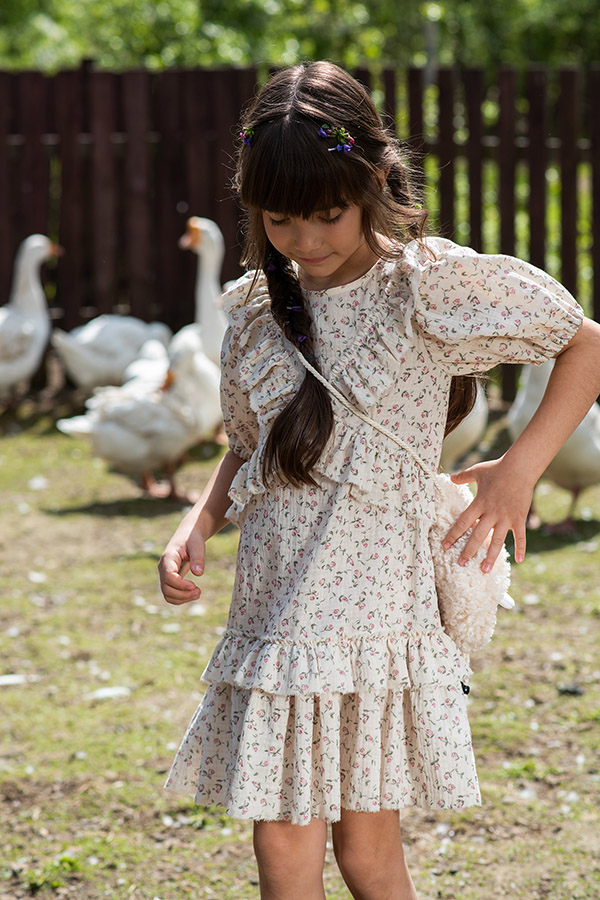 Принтованное розовое детское платье в мелкий цветочек из муслина с оборками