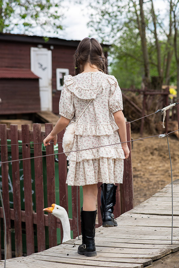 Принтованное розовое детское платье в мелкий цветочек из муслина с оборками
