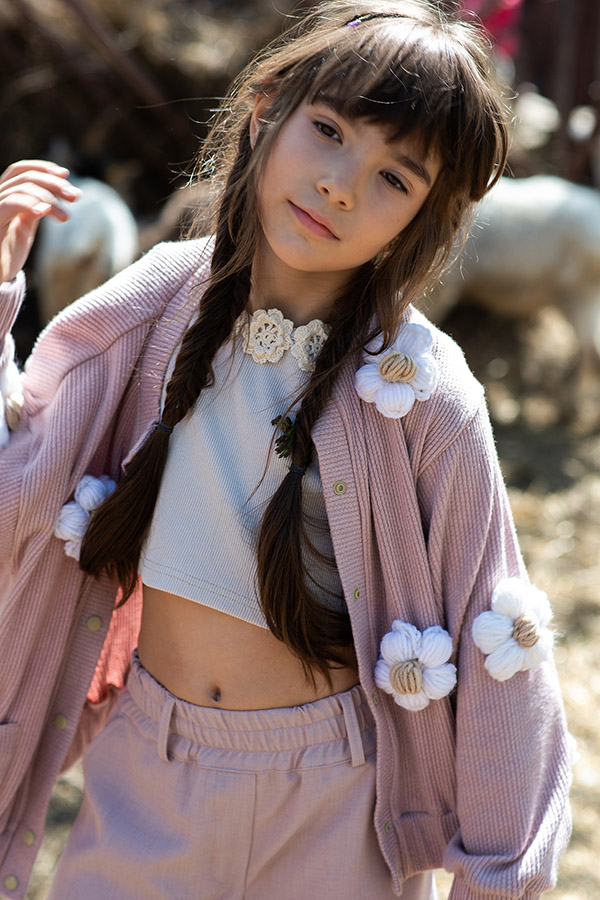 Розовый детский кардиган с декором из вязаных цветов