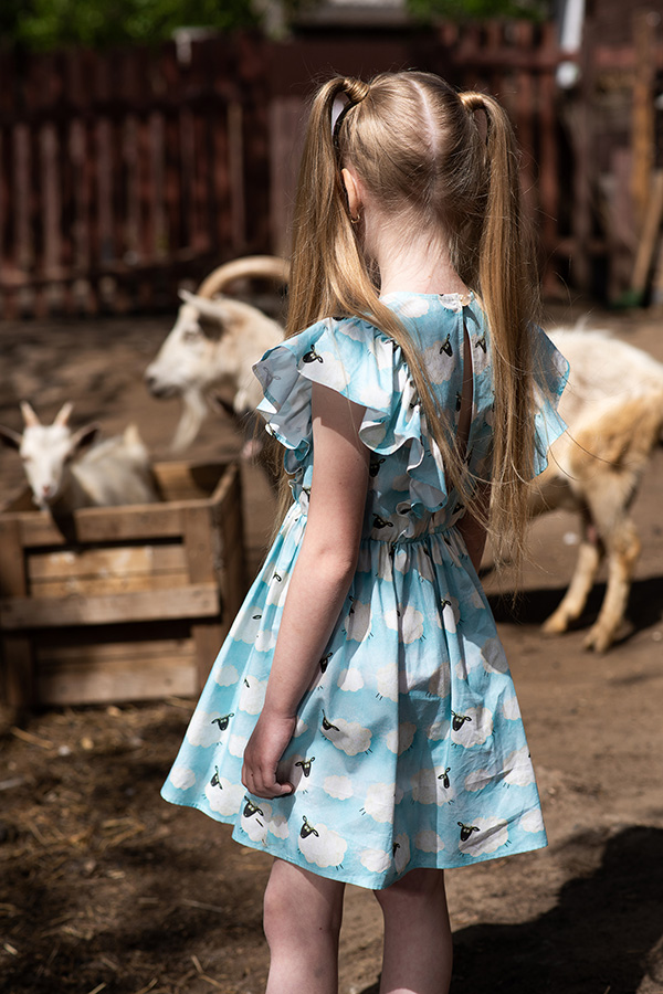 Голубое детское хлопковое платье с принтом "Овечки"