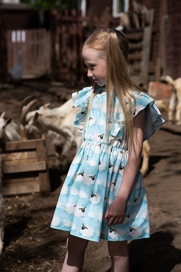 Голубое детское хлопковое платье с принтом "Овечки"