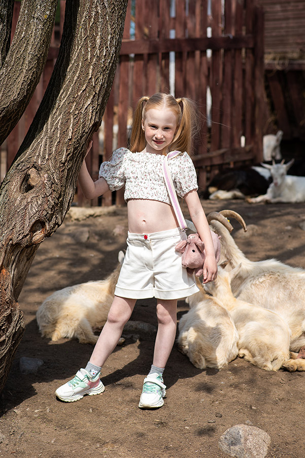 Бело-молочные джинсовые шорты на девочку