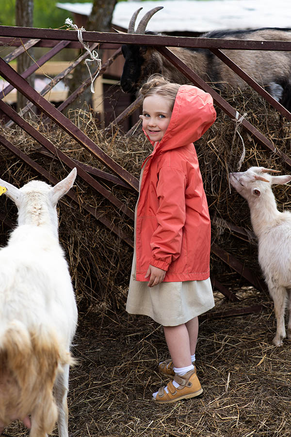 Кораллово-розовая детская куртка-ветровка с капюшоном