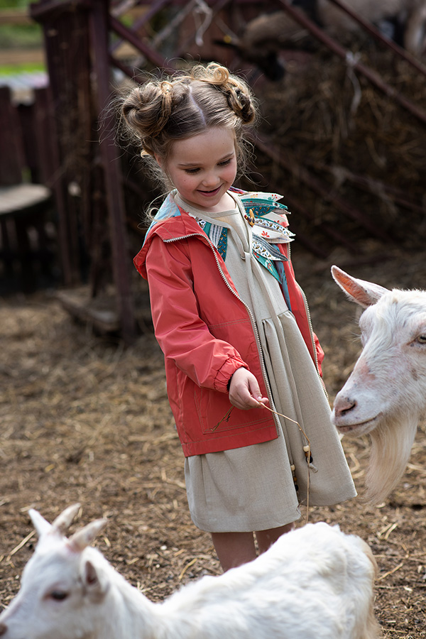 Кораллово-розовая детская куртка-ветровка с капюшоном