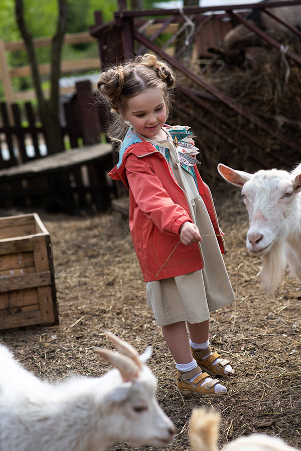 Кораллово-розовая детская куртка-ветровка с капюшоном