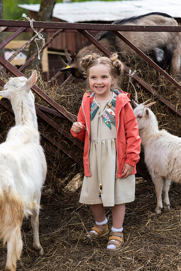 Кораллово-розовая детская куртка-ветровка с капюшоном