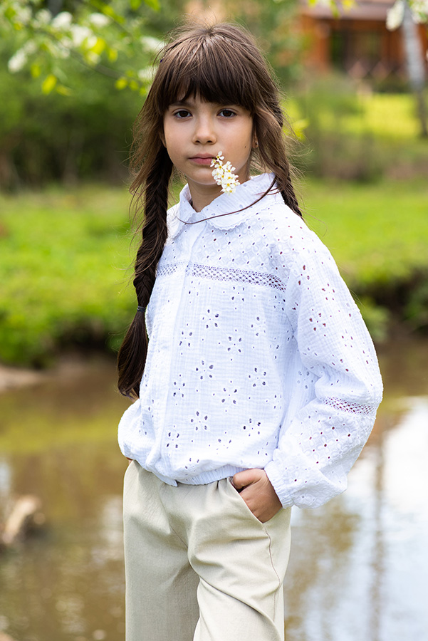 Белая блузка-бомбер из кружевного шитья на девочку