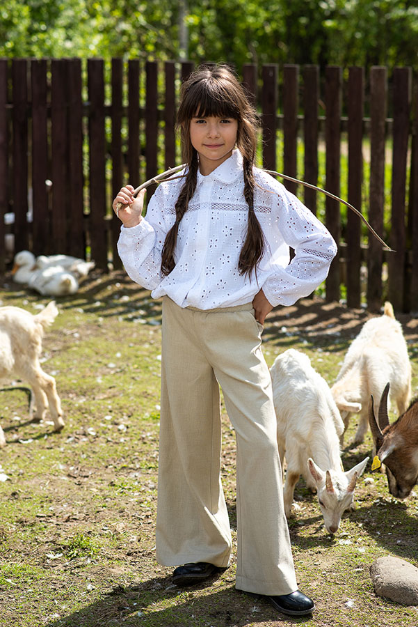 Белая блузка-бомбер из кружевного шитья на девочку
