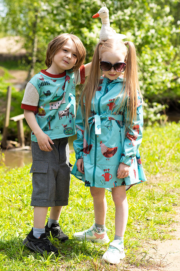 Бирюзовый детский плащ на девочку с принтом "Петушки"