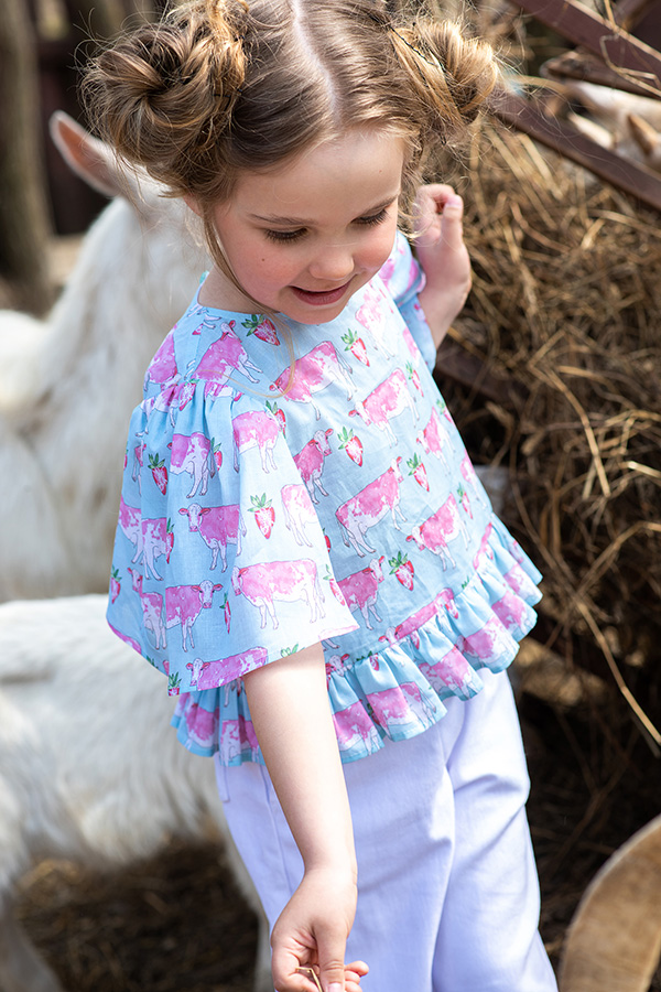Укороченный голубой детский топ из батиста с принтом "Клубничные коровы"