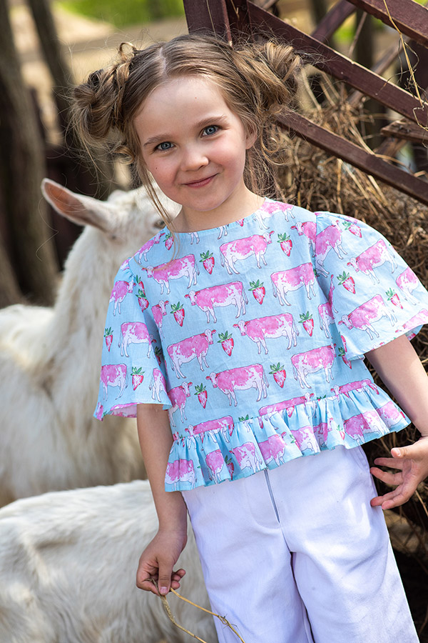 Укороченный голубой детский топ из батиста с принтом "Клубничные коровы"