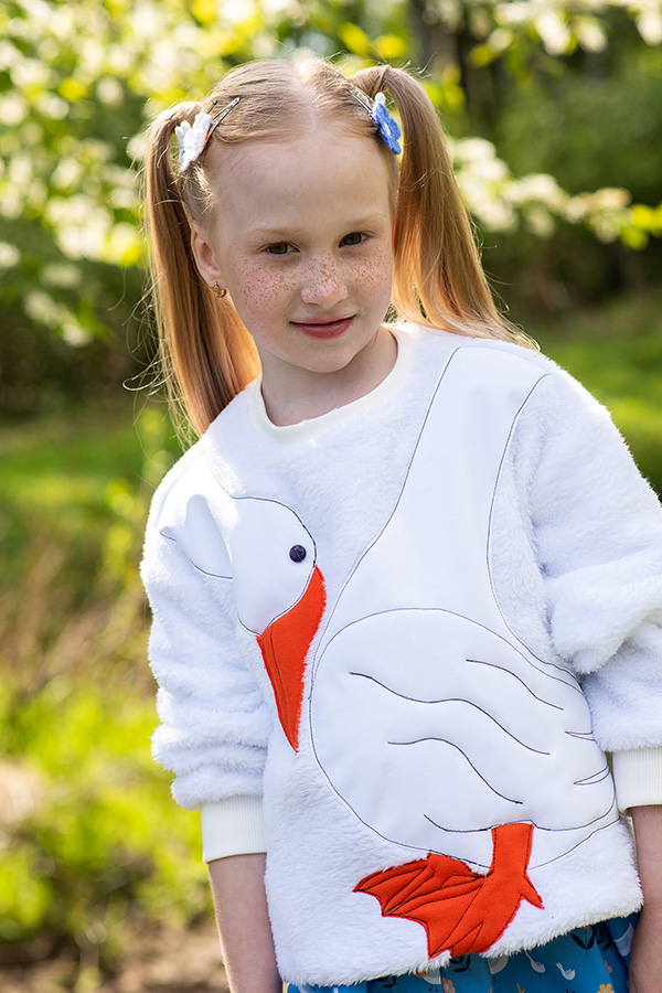 Белый детский свитшот с аппликацией "Гусь" на девочку