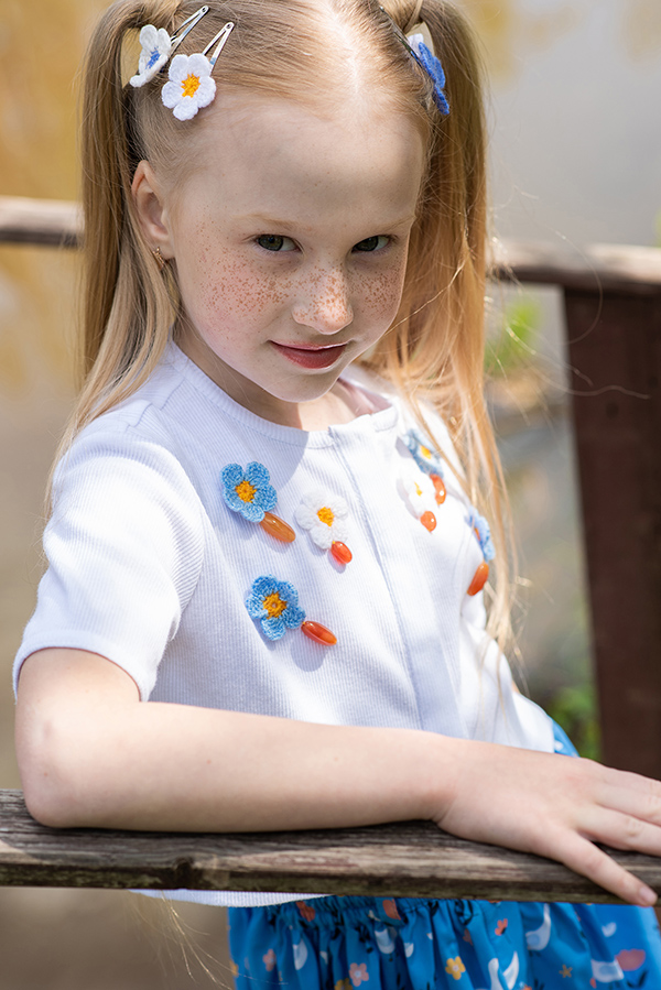 Белый детский хлопковый топ в рубчик с вязаными цветами