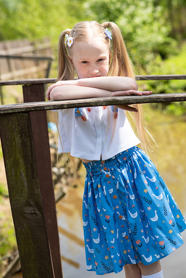 Белый детский хлопковый топ в рубчик с вязаными цветами