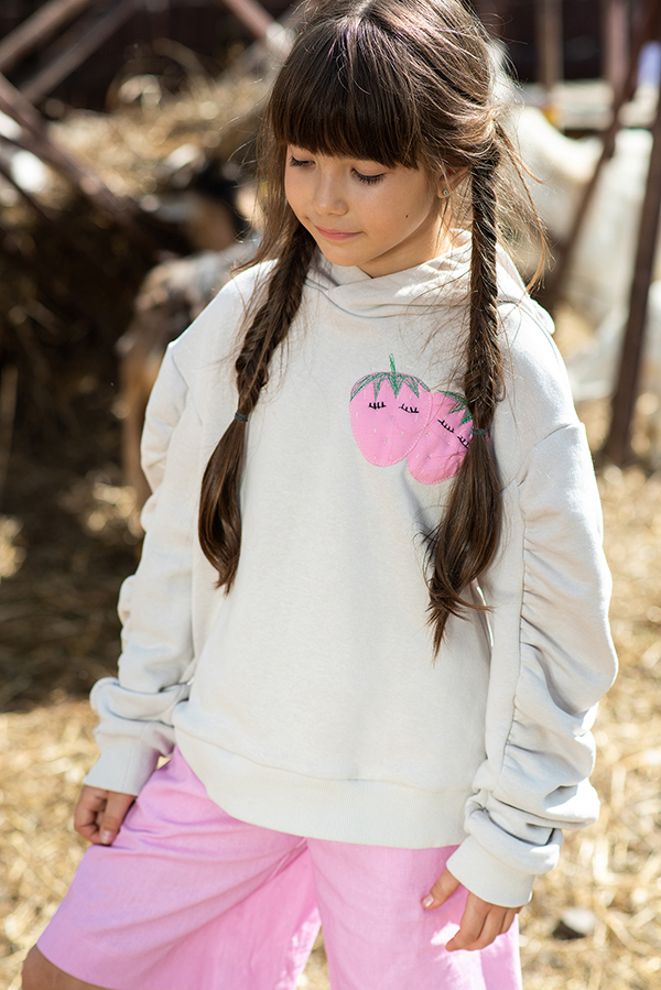Светло-бежевый детский худи на девочку с аппликацией Клубника