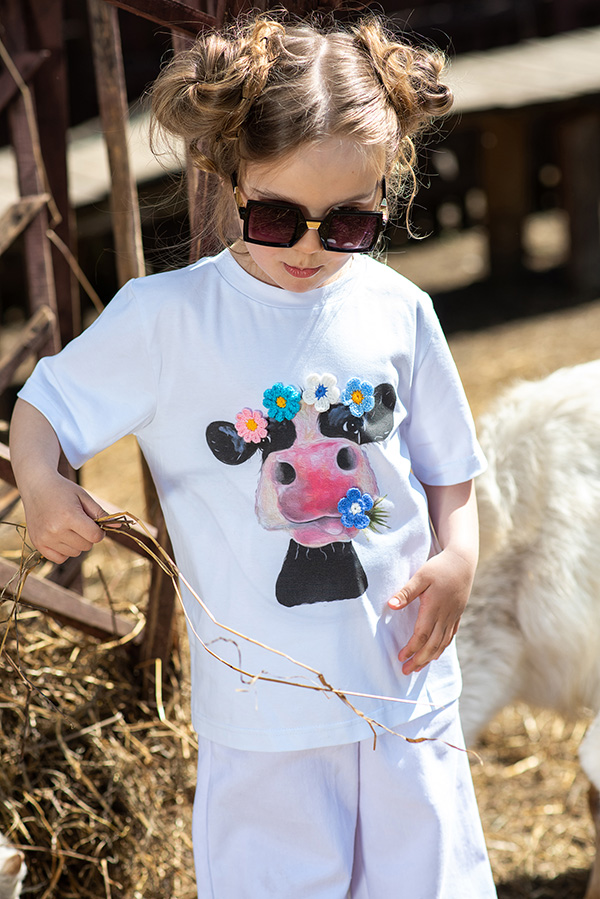 Белая детская футболка на девочку с принтом и аппликацией Корова
