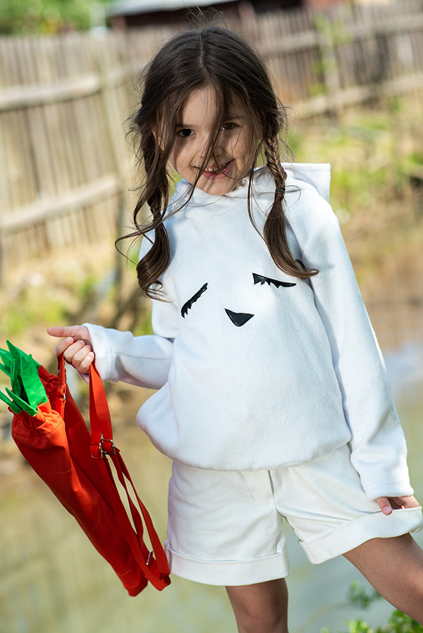 Нарядный белый детский худи с аппликацией Заяц