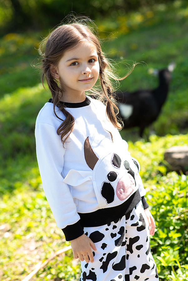 Белый детский свитшот с карманами "Корова"