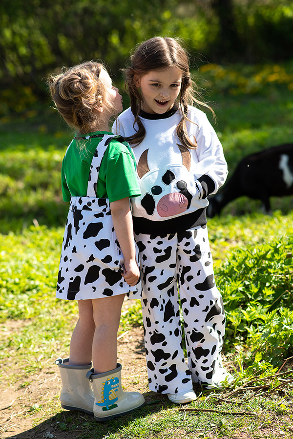 Белый детский свитшот с карманами "Корова"