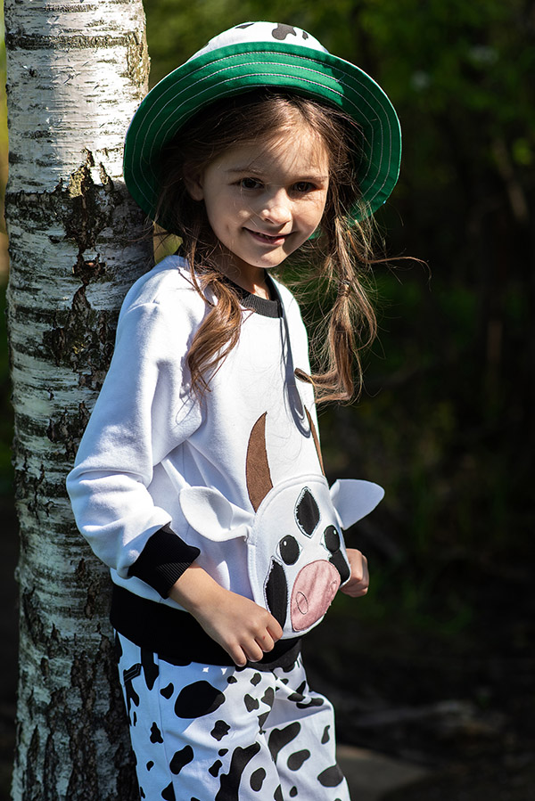 Белый детский свитшот с карманами "Корова"