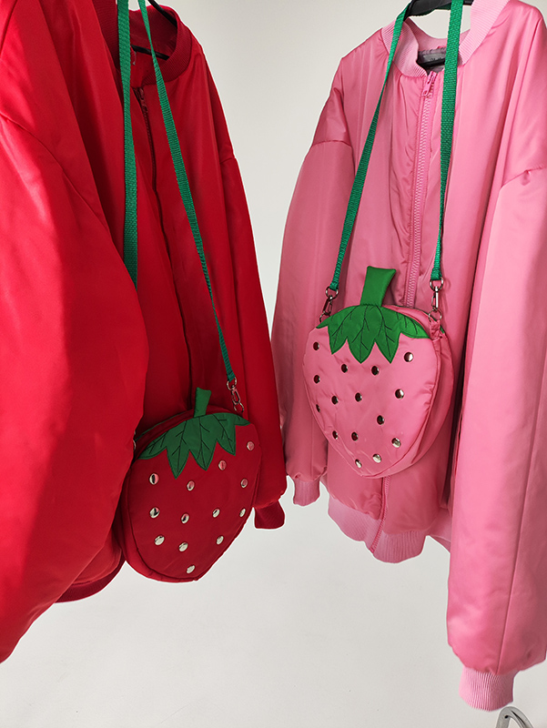 Красная детская сумочка Клубника