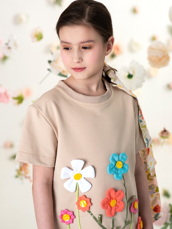 Бежевая футболка на девочку с аппликацией с объемными цветами