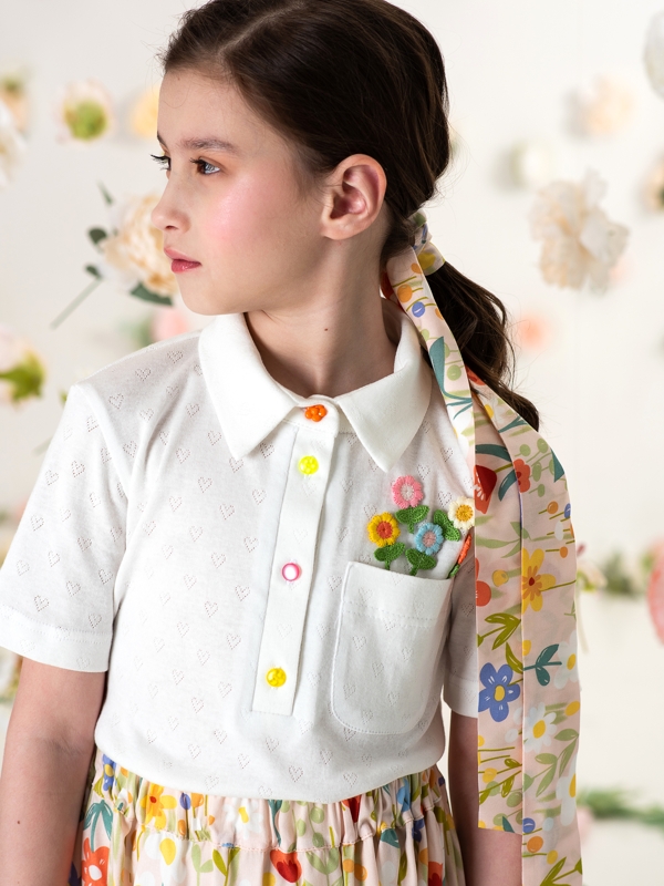 Белая футболка поло с цветами в кармане