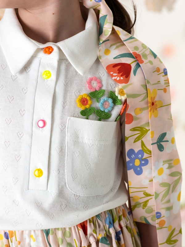 Белая футболка поло с цветами в кармане