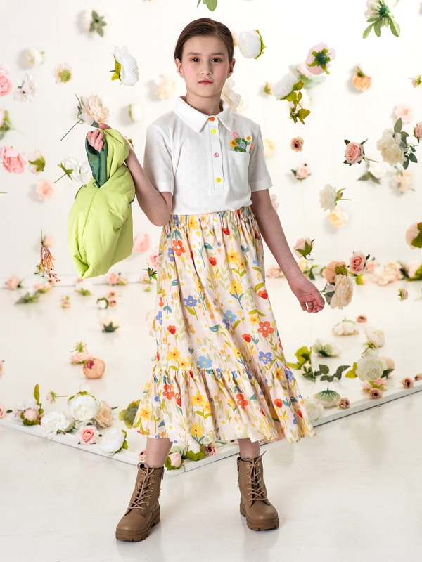 Белая футболка поло с цветами в кармане