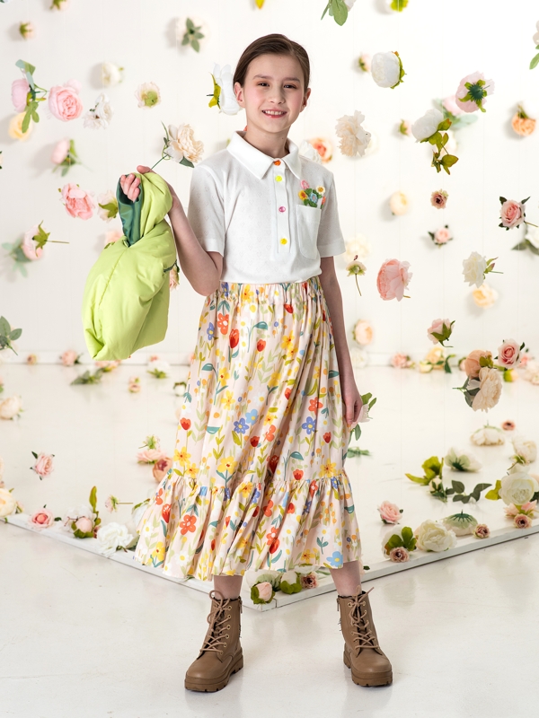 Белая футболка поло с цветами в кармане