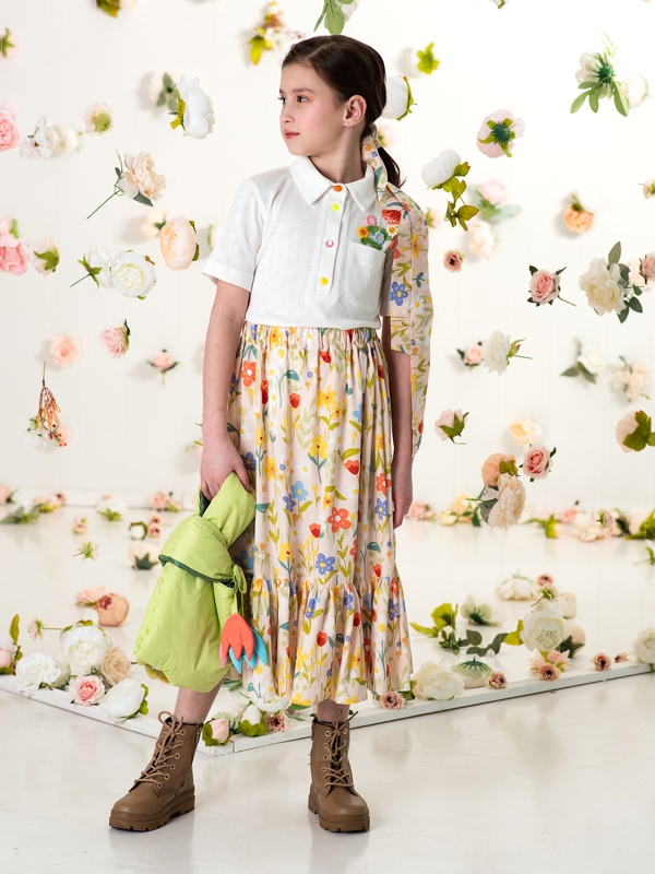 Белая футболка поло с цветами в кармане