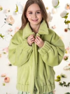 Пушистая зеленая детская куртка-бомбер на девочку