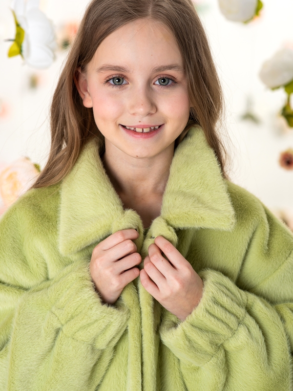 Пушистая зеленая детская куртка-бомбер на девочку