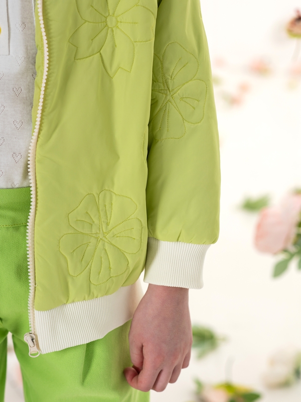 Светло-зеленый стеганый детский бомбер с цветами на девочку