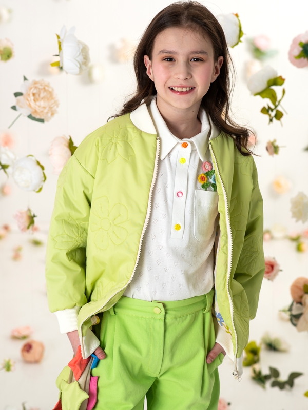 Светло-зеленый стеганый детский бомбер с цветами на девочку