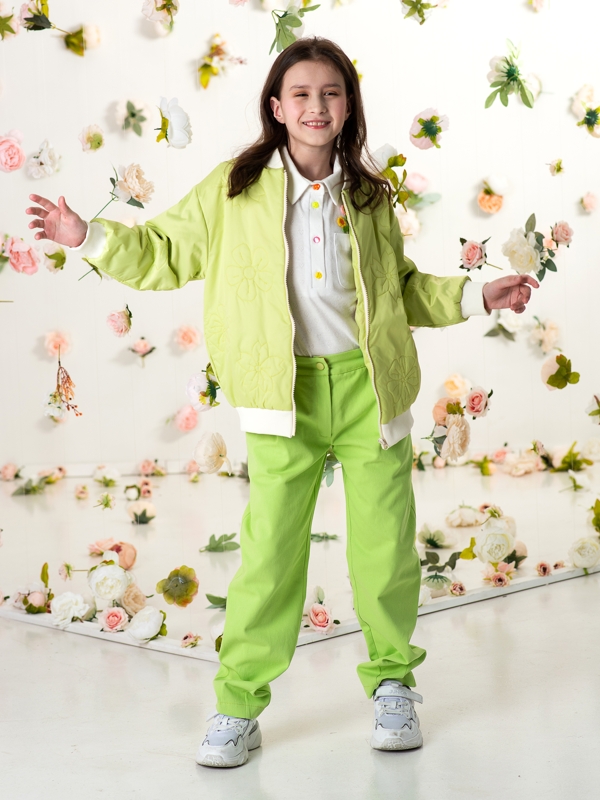 Светло-зеленый стеганый детский бомбер с цветами на девочку