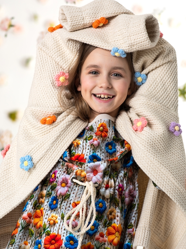 Бежевый кардиган с вязаными цветами