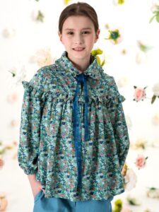 Детская блузка цвета морской волны с цветчным принтом на девочку