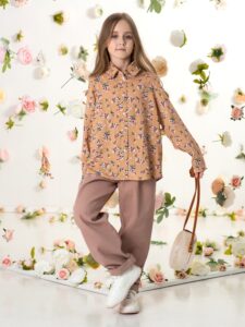 Бежевая детская рубашка в цветочек на девочку