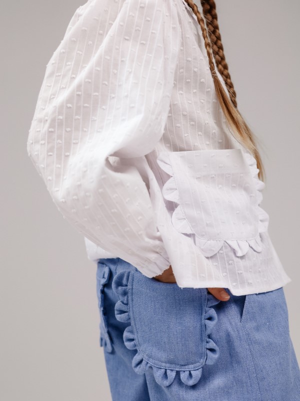 Белая блузка с фигурным воротником и карманами