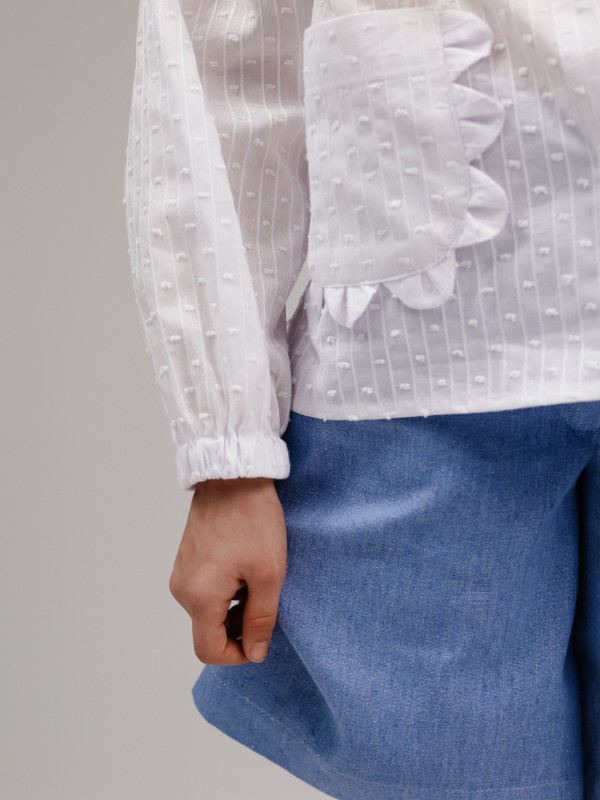 Белая блузка с фигурным воротником и карманами