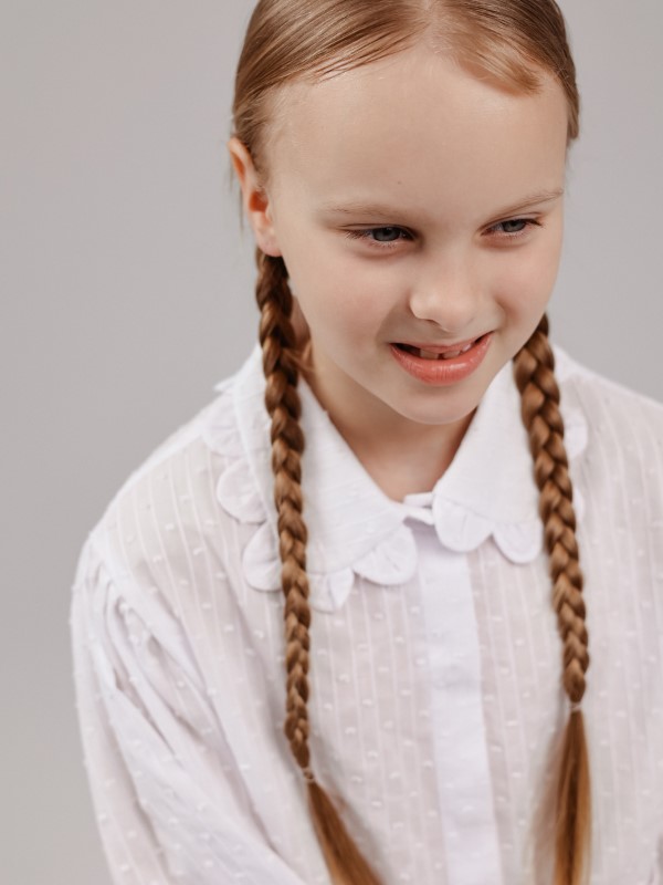 Белая блузка с фигурным воротником и карманами