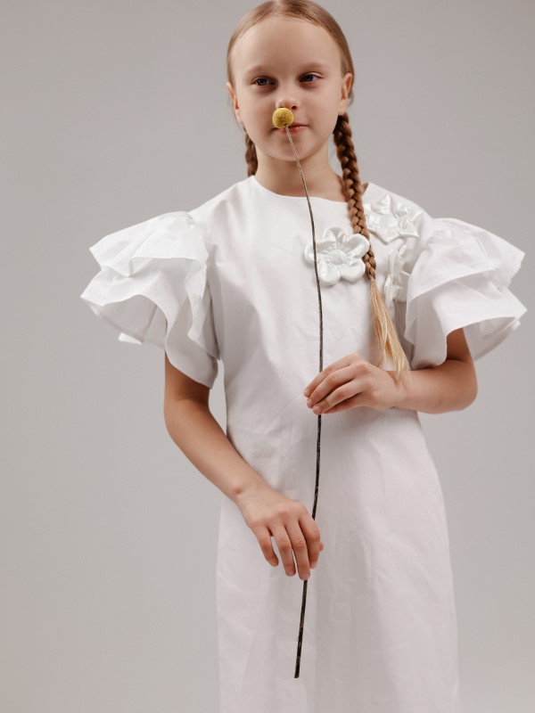 Белое Хлопковое Платье с Объемными Цветами и Рукавами Прямого Силуэта