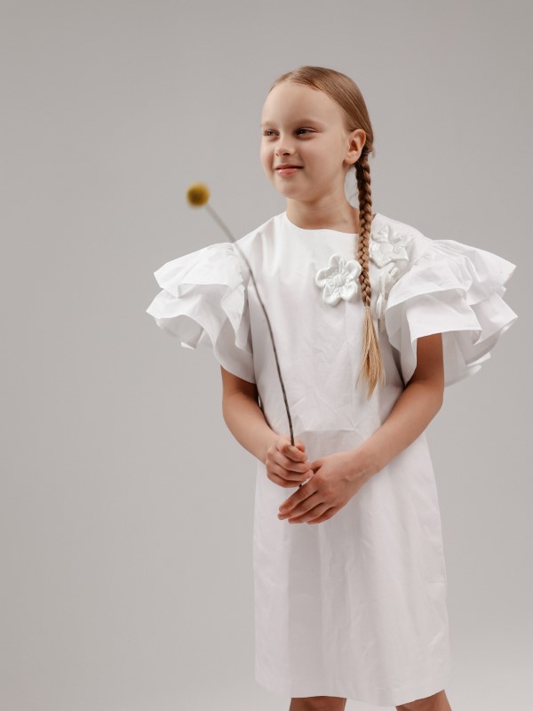 Белое Хлопковое Платье с Объемными Цветами и Рукавами Прямого Силуэта