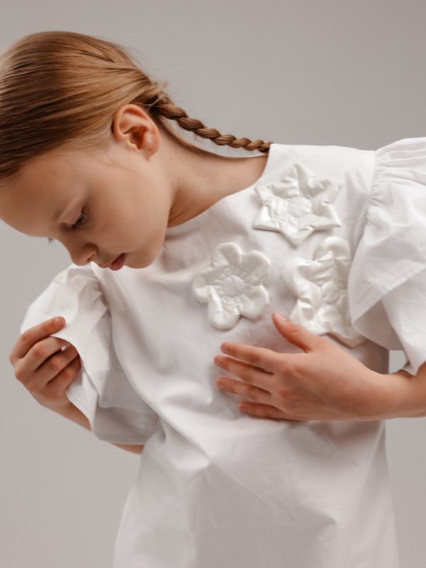 Белое Хлопковое Платье с Объемными Цветами и Рукавами Прямого Силуэта